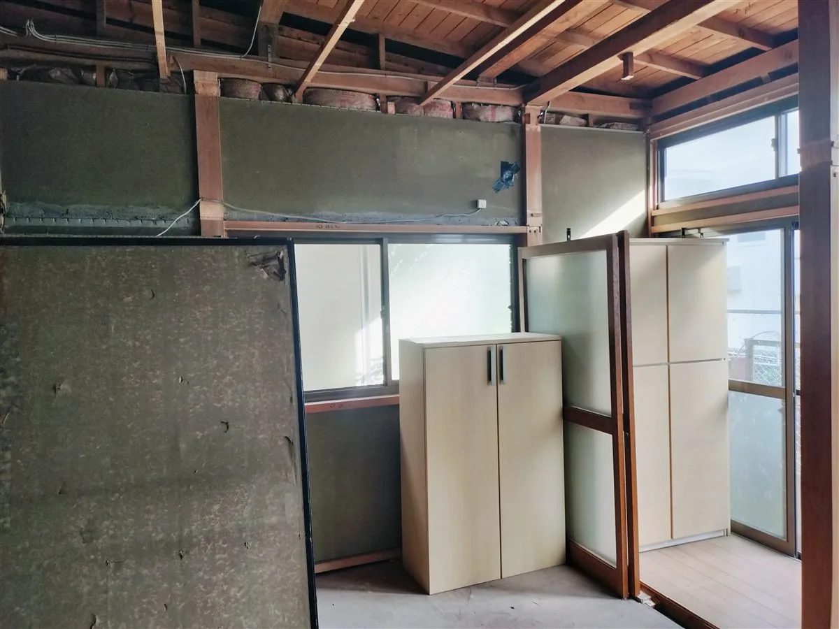 施工前 — 断熱材と古い建具が残る解体途中の室内