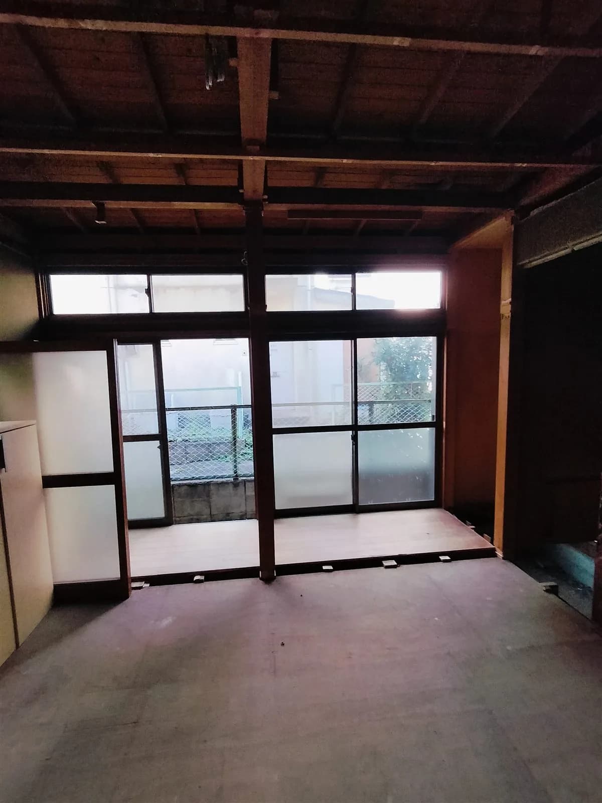 施工前 — 天井と床が剥き出しになったスケルトン状態の室内